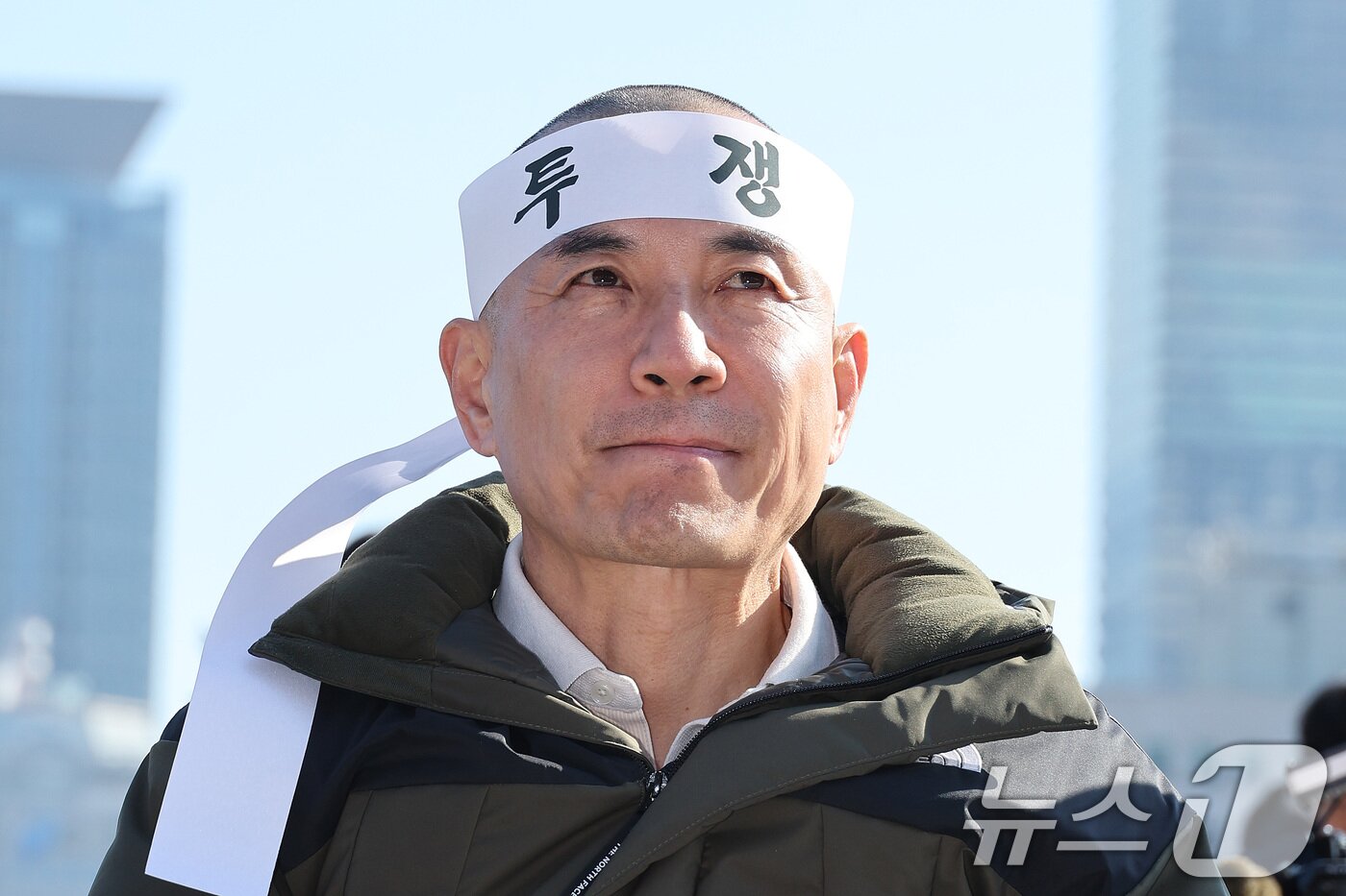 본문 이미지 - 김진태 강원도지사가 9일 서울 여의도 국회 본청 앞에서 열린 강원특별법 3차 개정안 입법 촉구 대회에서 삭발 후 구호를 외치고 있다. 2026.2.9 ⓒ 뉴스1 신웅수 기자