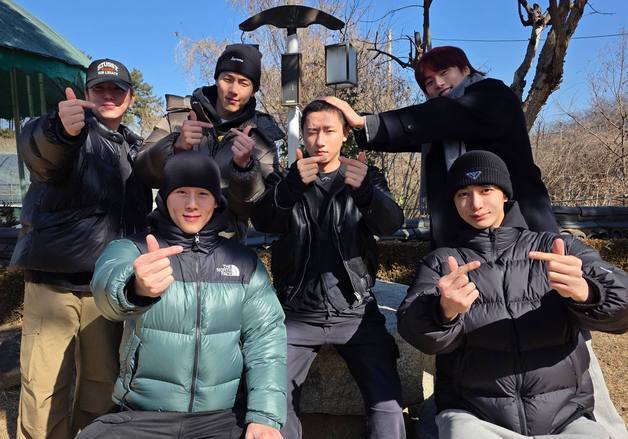 몬스타엑스 아이엠, 멤버들 배웅 속 입대…짧은머리로 손하트