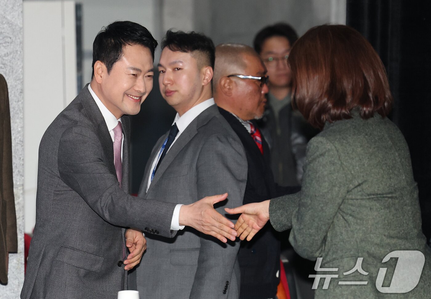 본문 이미지 - 장동혁 국민의힘 대표가 9일 오후 서울 강서구 ASSA 아트홀에서 열린 '내일을 여는 시선, 일상에 스며드는 변화' 국민의힘 여성 정책 공모전 시상식에서 참석자들과 악수하고 있다. ⓒ 뉴스1 오대일 기자