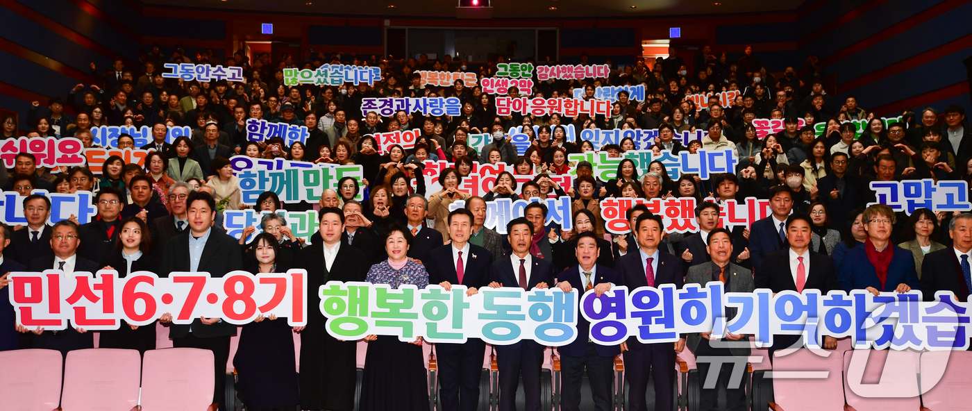 (포항=뉴스1) 최창호 기자 = 이강덕 경북 포항시장의 퇴임식이 9일 시청 대잠홀에서 열렸다.퇴임식에 참석한 내빈과 시민, 공무원들이 퍼포먼스로 환송하고 있다. 이 시장은 오는 6 …