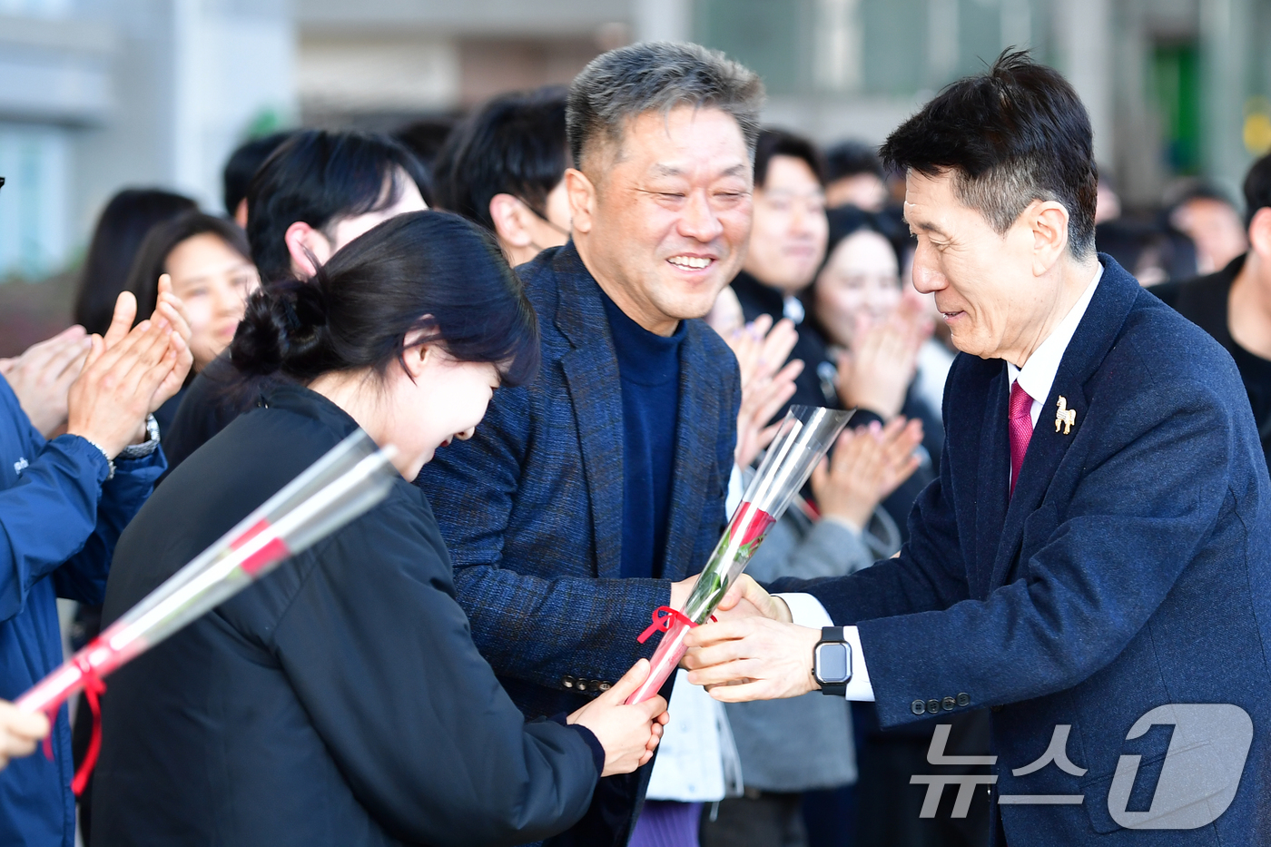 (포항=뉴스1) 최창호 기자 = 이강덕 경북 포항시장이 9일 시청 대잠홀에서 열린 자신의 퇴임식을 마친 후 직원들의 환송을 받으며 시청을 떠나고 있다.이 시장은 오는 6월 3일 지 …