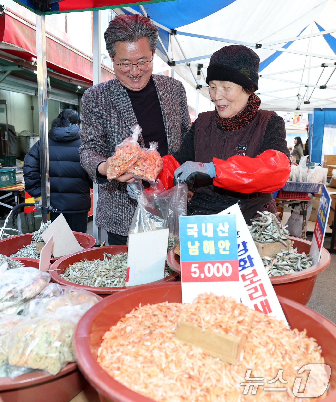 (대전=뉴스1) 김기태 기자 = 설 명절을 앞두고 정용래 대전 유성구청장이 9일 유성시장에서 장을 보고 있다。 정 구청장은 이날 장대B구역 재개발 정비사업과 관련해 현장 점검과 함 …