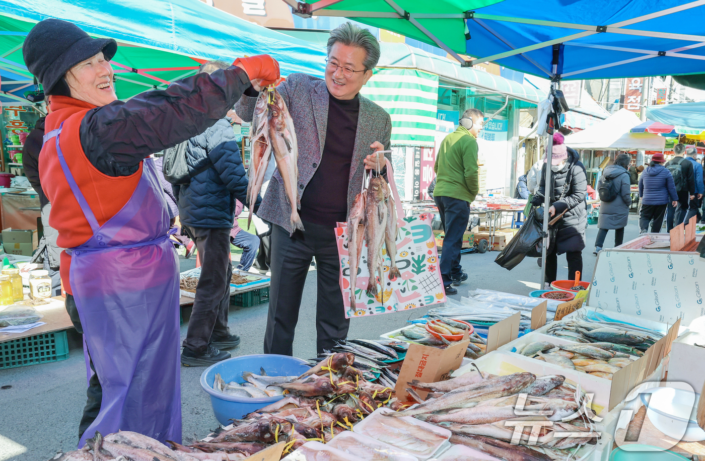 (대전=뉴스1) 김기태 기자 = 설 명절을 앞두고 정용래 대전 유성구청장이 9일 유성시장에서 장을 보고 있다。 정 구청장은 이날 장대B구역 재개발 정비사업과 관련해 현장 점검과 함 …