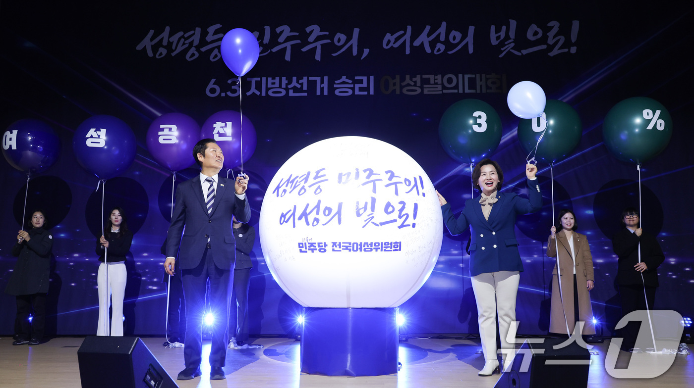 (서울=뉴스1) 신웅수 기자 = 정청래 더불어민주당 대표가 9일 서울 여의도 국회 의원회관에서 열린 2026 지방선거 승리 여성 결의대회에서 점등 퍼포먼스를 하고 있다. 2026. …