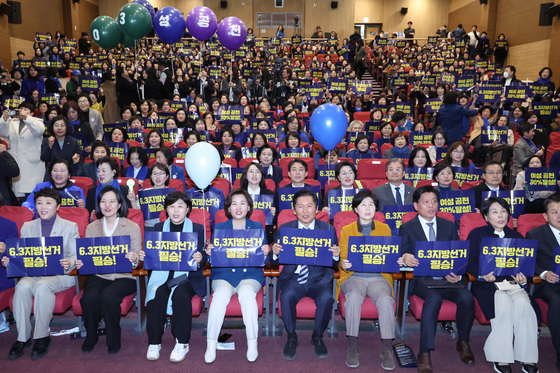 구호 외치는 정청래 대표