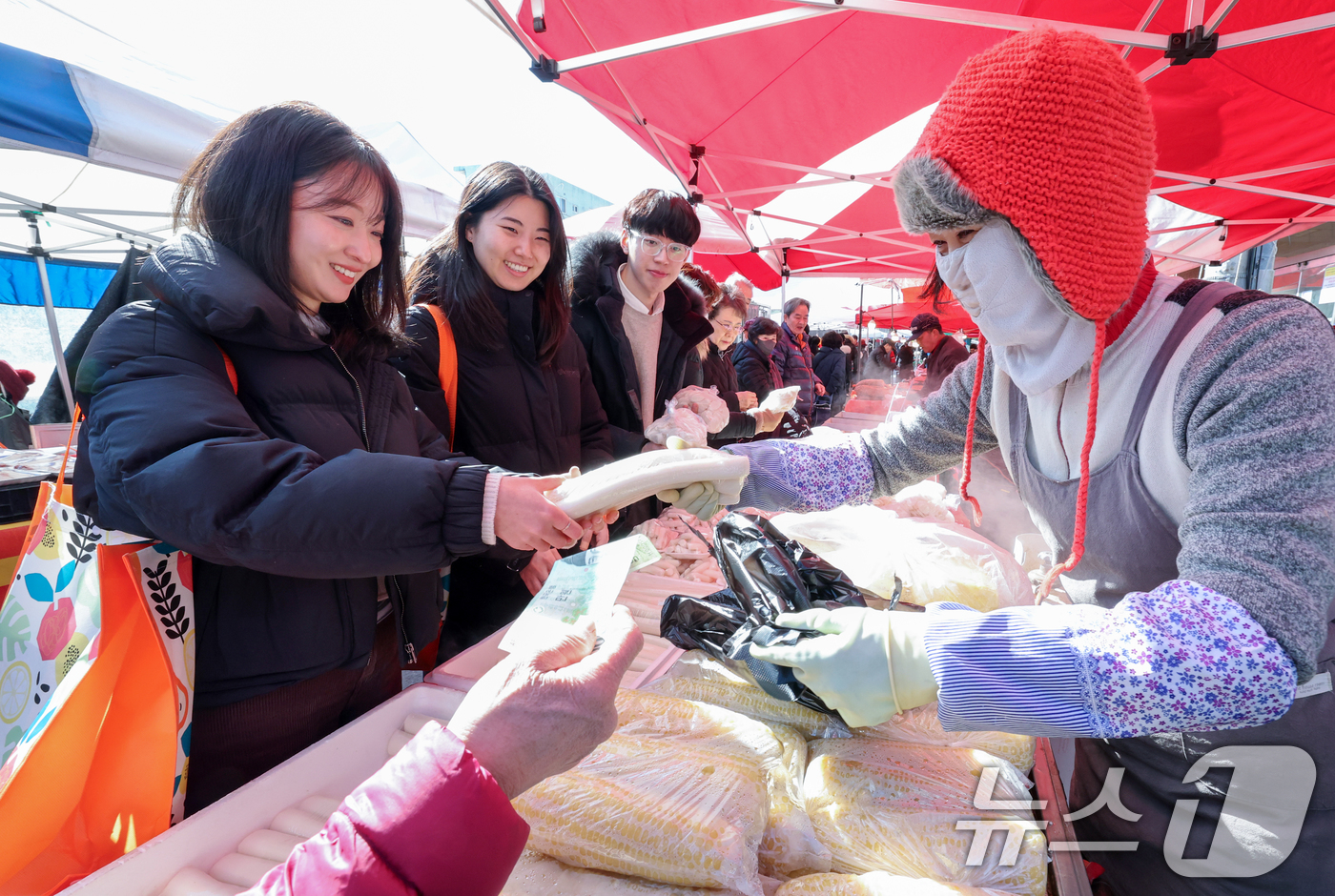 (대전=뉴스1) 김기태 기자 = 설 명절을 앞두고 유성구 직원들이 유성시장에서 전통시장 이용 활성화를 위한 장보기 행사를 하고 있다. 이와함께 물가 안정 캠페인과 착한가격업소 홍보 …