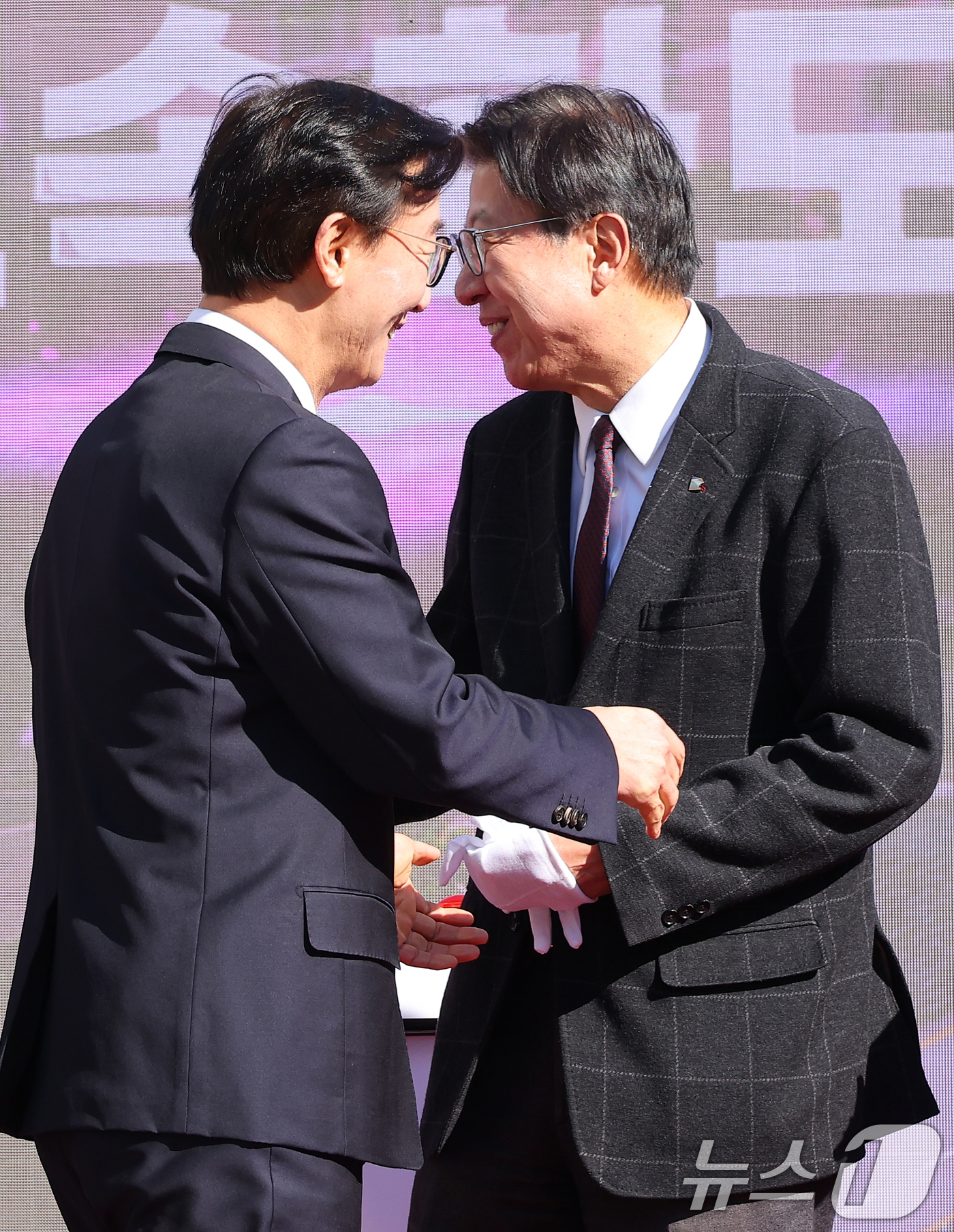 (부산=뉴스1) 윤일지 기자 = 전재수 더불어민주당 의원이 9일 오후 부산 북구 만덕IC 일원에서 열린 '만덕~센텀 도시고속화도로' 개통식에서 박형준 부산시장과 악수한 뒤 이동하고 …