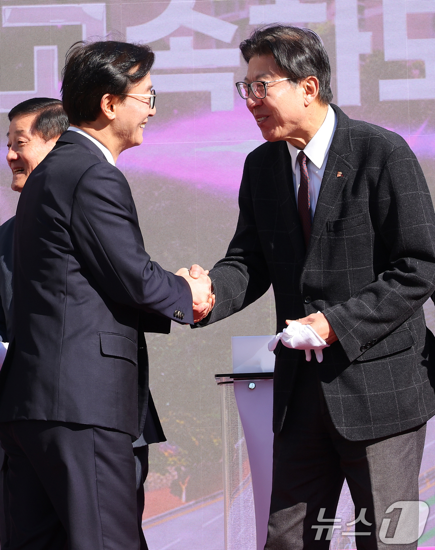 (부산=뉴스1) 윤일지 기자 = 전재수 더불어민주당 의원이 9일 오후 부산 북구 만덕IC 일원에서 열린 '만덕~센텀 도시고속화도로' 개통식에서 개통식 퍼포먼스를 한 뒤 박형준 부산 …