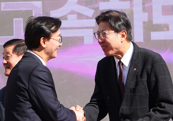 악수하는 전재수 의원과 박형준 부산시장