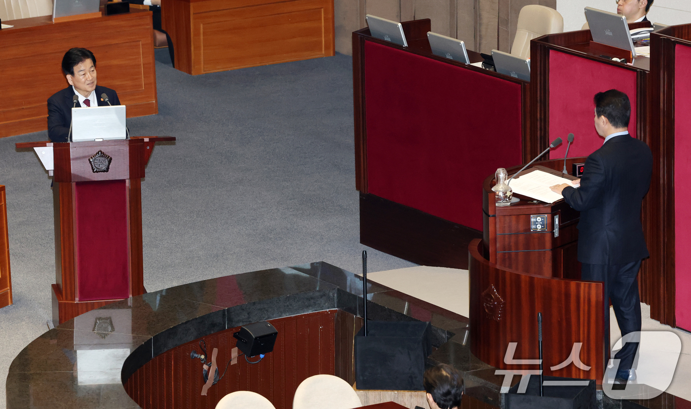 (서울=뉴스1) 이승배 기자 = 9일 서울 여의도 국회에서 열린 제432회국회(임시회) 제4차 본회의 정치·외교·통일·안보에 관한 대정부 질문에서 정동영 통일부 장관이 질의에 답변 …