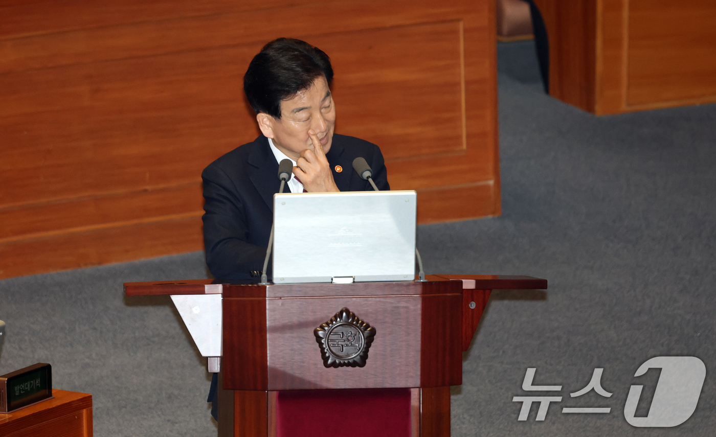 (서울=뉴스1) 이승배 기자 = 9일 서울 여의도 국회에서 열린 제432회국회(임시회) 제4차 본회의 정치·외교·통일·안보에 관한 대정부 질문에서 정동영 통일부 장관이 질의에 답변 …