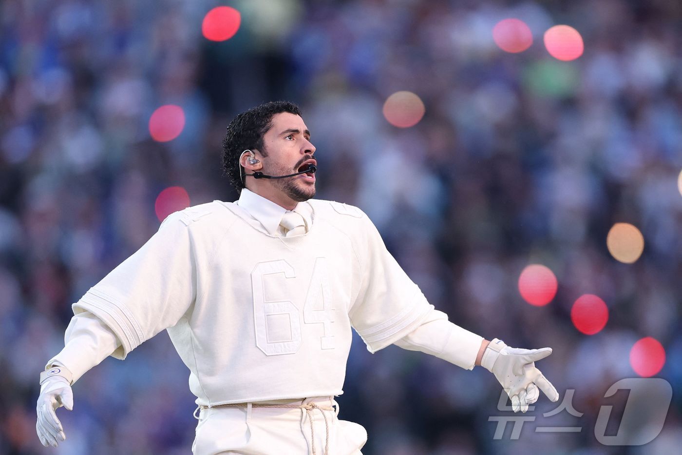 본문 이미지 - 8일(현지시간) 배드 버니가 캘리포니아주 샌타클래라의 리바이스 스타디움에서 열린 애플 뮤직 슈퍼볼 LX 하프타임쇼에서 무대 공연을 펼치고 있다. 2026.02.08. ⓒ AFP=뉴스1 ⓒ News1 이정환 기자