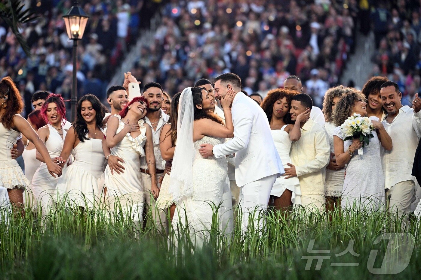 본문 이미지 - 8일(현지시간) 캘리포니아주 샌타클래라의 리바이스 스타디움에서 열린 애플 뮤직 슈퍼볼 LX 하프타임쇼에서 푸에르토리코 출신 가수 배드 버니가 결혼식을 묘사하는 공연을 펼치고 있다. ⓒ AFP=뉴스1