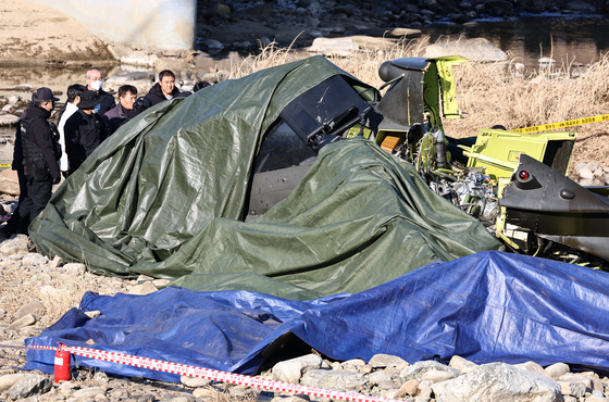 李대통령 "조종간 놓지 않은 숭고한 희생"…헬기 추락 순직 장병 애도