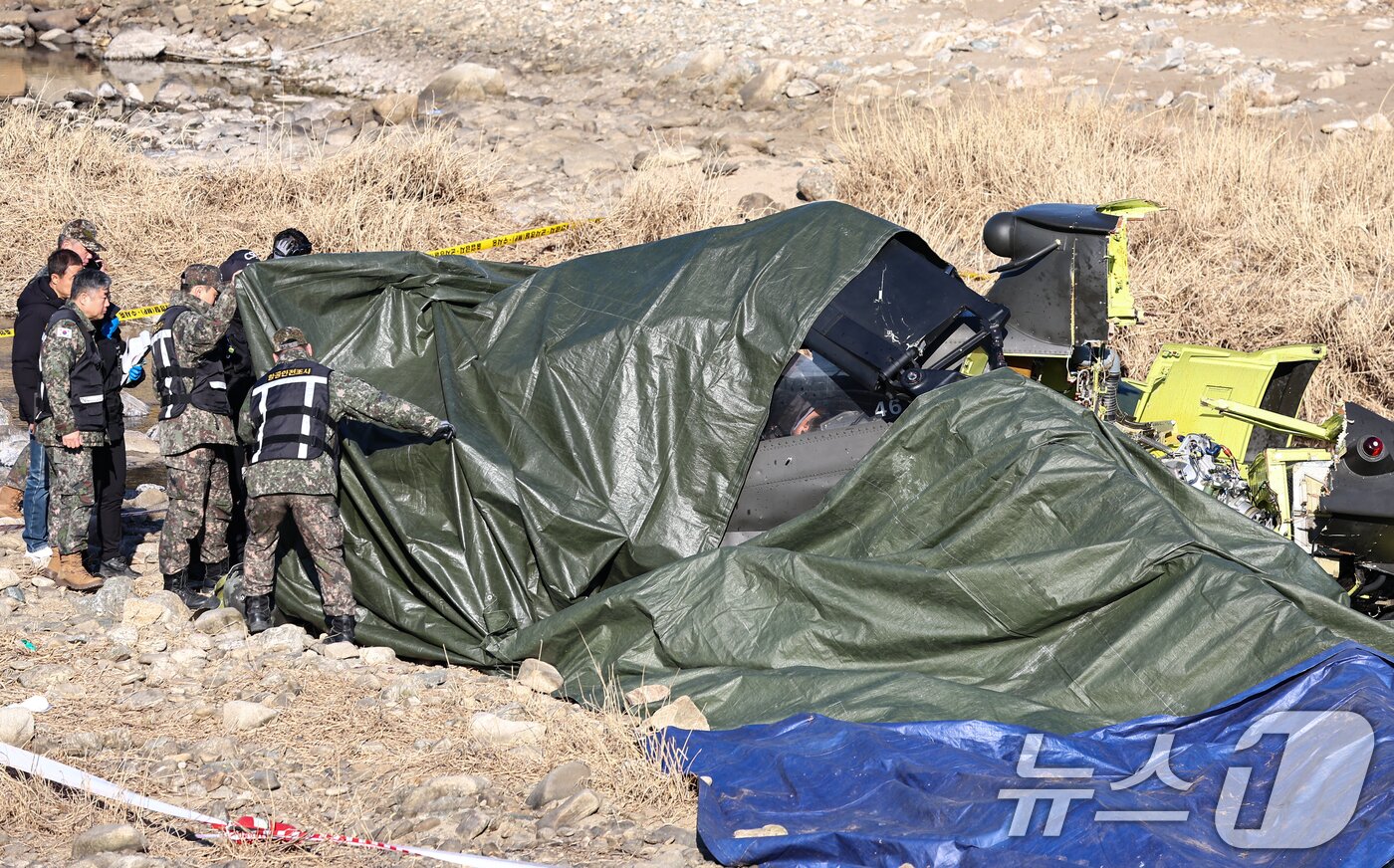 본문 이미지 - 9일 경기 가평군 조정면 현리 군 헬기(코브라 AH-1S)가 추락해 현장에서 관계자들이 사고를 수습하고 있다. 2026.2.9 ⓒ 뉴스1 김도우 기자
