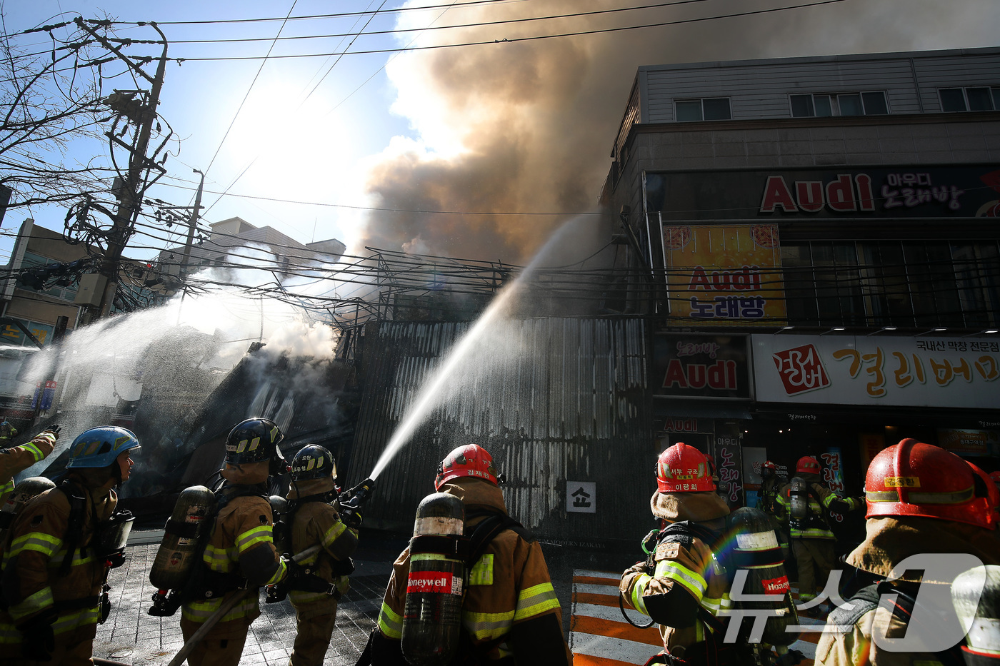 (대구=뉴스1) 공정식 기자 = 9일 오후 2시쯤 대구 중구 종로의 한 음식점 건물에서 원인을 알 수 없는 불이 나 출동한 소방관들이 화재를 진압하고 있다. 2026.2.9/뉴스1 …