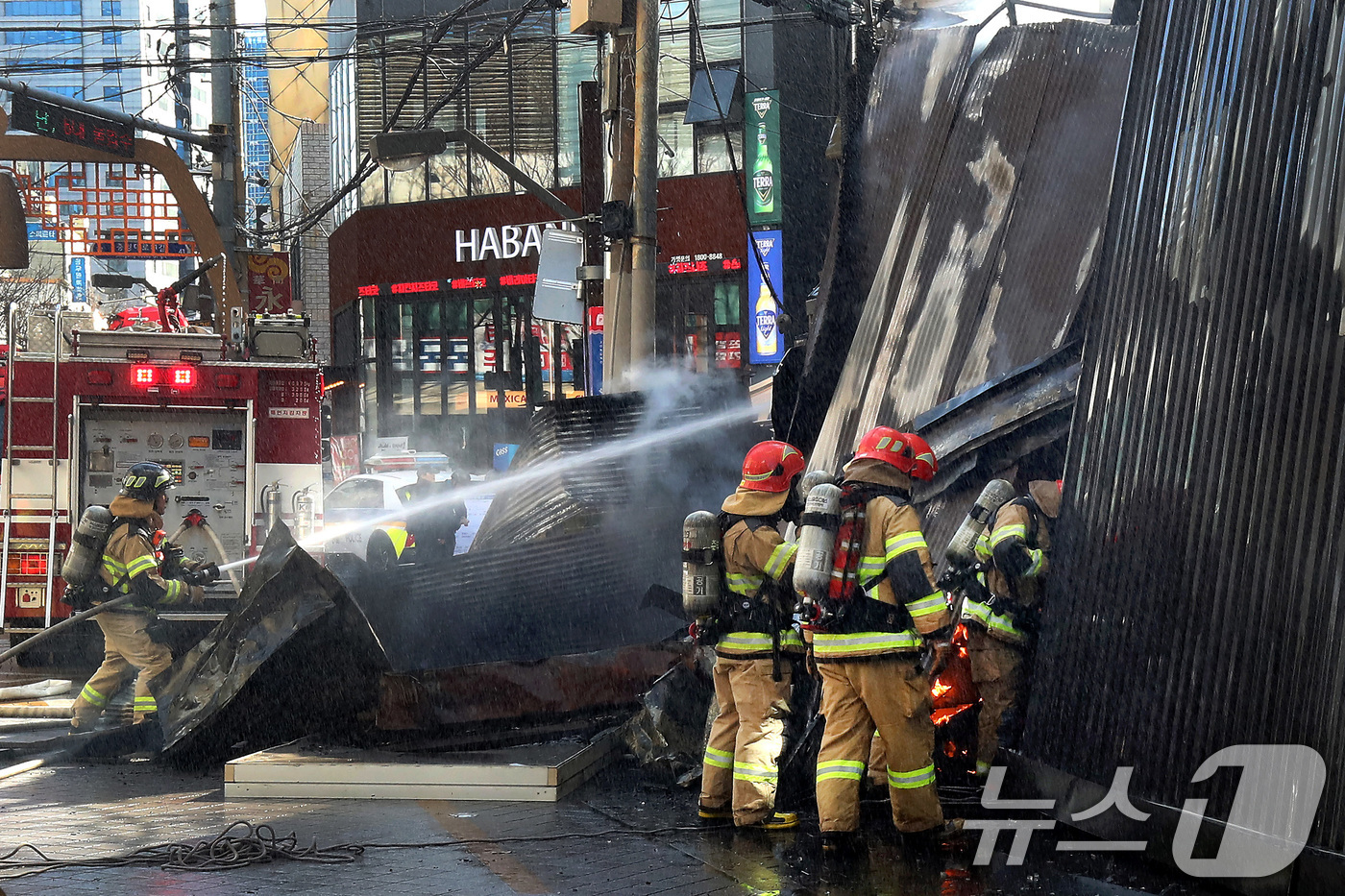 (대구=뉴스1) 공정식 기자 = 9일 오후 2시쯤 대구 중구 종로의 한 음식점 건물에서 원인을 알 수 없는 불이 나 출동한 소방관들이 화재를 진압하고 있다. 2026.2.9/뉴스1 …