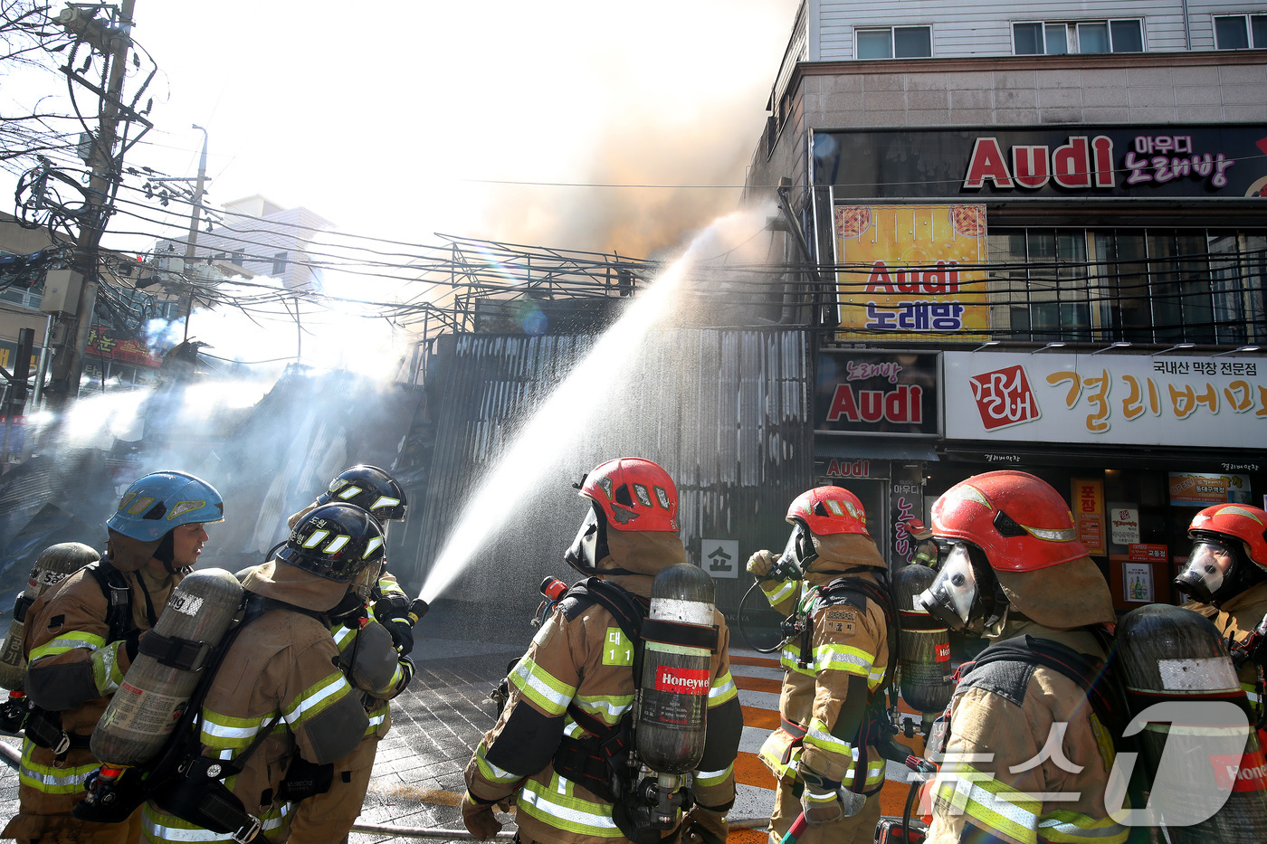 (대구=뉴스1) 공정식 기자 = 9일 오후 2시쯤 대구 중구 종로의 한 음식점 건물에서 원인을 알 수 없는 불이 나 출동한 소방관들이 화재를 진압하고 있다. 2026.2.9/뉴스1 …