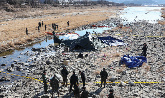 육군 "코브라 헬기 추락사고로 숨진 준위 2명 순직 인정"