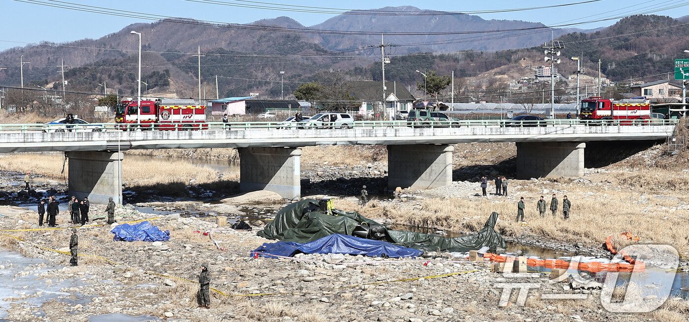 본문 이미지 - 9일 경기 가평군 조정면 현리 군 헬기(코브라 AH-1S)가 추락해 현장에서 관계자들이 사고를 수습하고 있다. 2026.2.9 ⓒ 뉴스1 김도우 기자