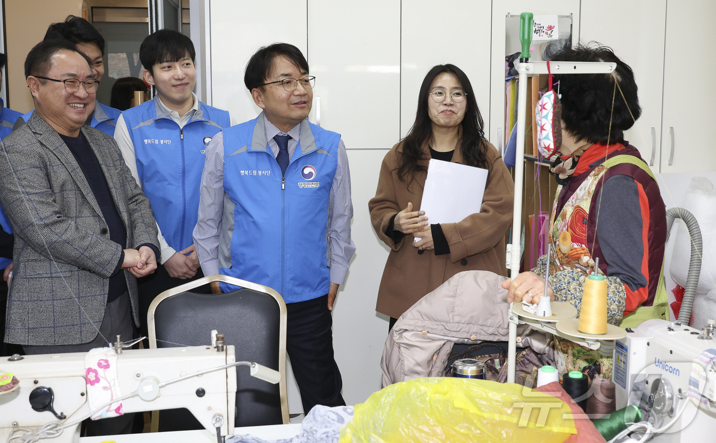 (서울=뉴스1) = 김광용 행정안전부 재난안전관리본부장이 9일 오전 설 명절을 앞두고 대전 동구 행복한어르신복지관을 방문해 재활공방, 공부방 등 주요 시설을 라운딩하며 운영 현황을 …