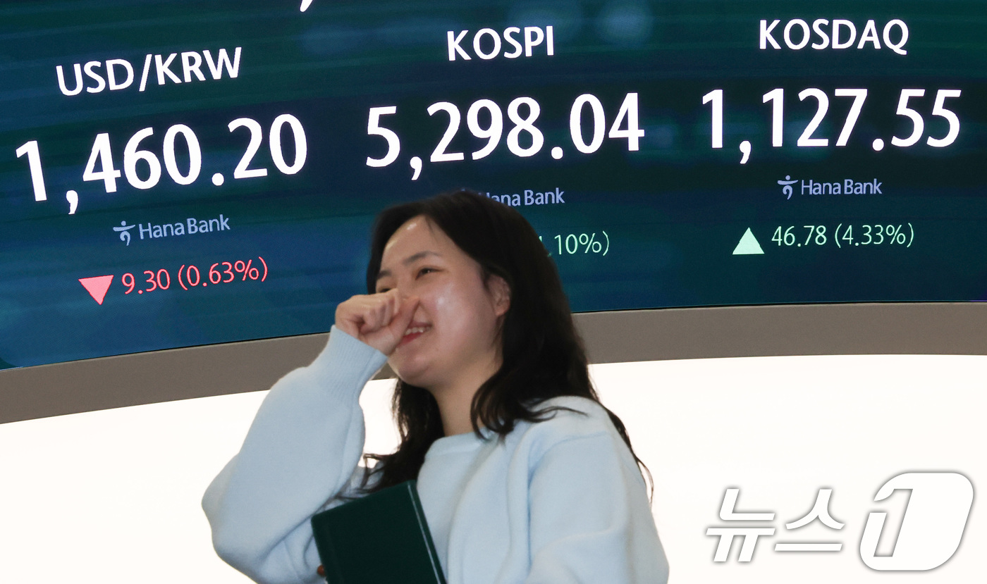 (서울=뉴스1) 최지환 기자 = 9일 서울 중구 하나은행 본점 딜링룸 전광판에 코스피 종가가 표시되어 있다. 이날 코스피는 전 거래일 대비 208.90포인트(4.10%) 오른 52 …