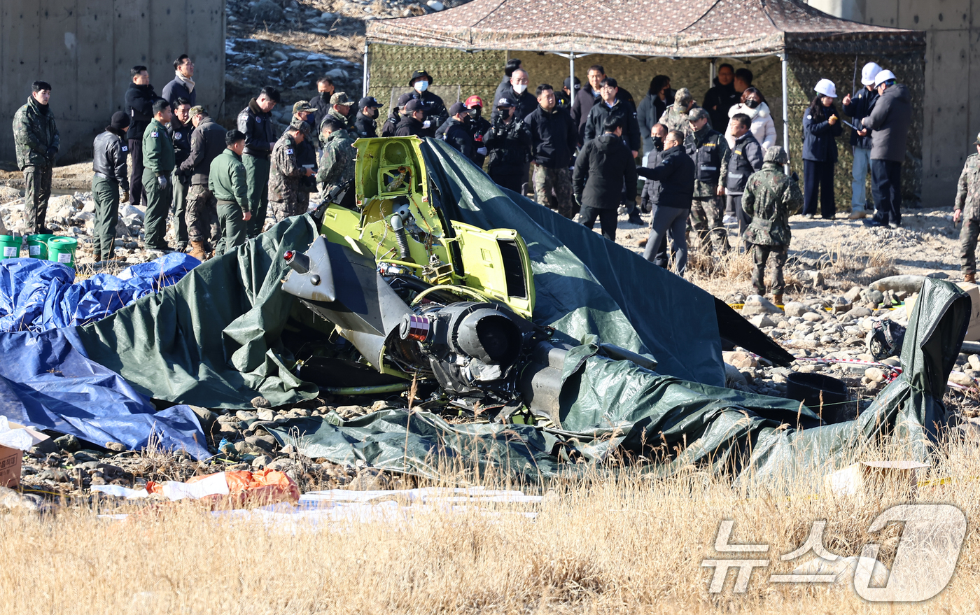 (가평=뉴스1) 김도우 기자 = 9일 경기 가평군 조정면 현리 군 헬기(코브라 AH-1S)가 추락해 현장에서 관계자들이 사고를 수습하고 있다. 2026.2.9/뉴스1