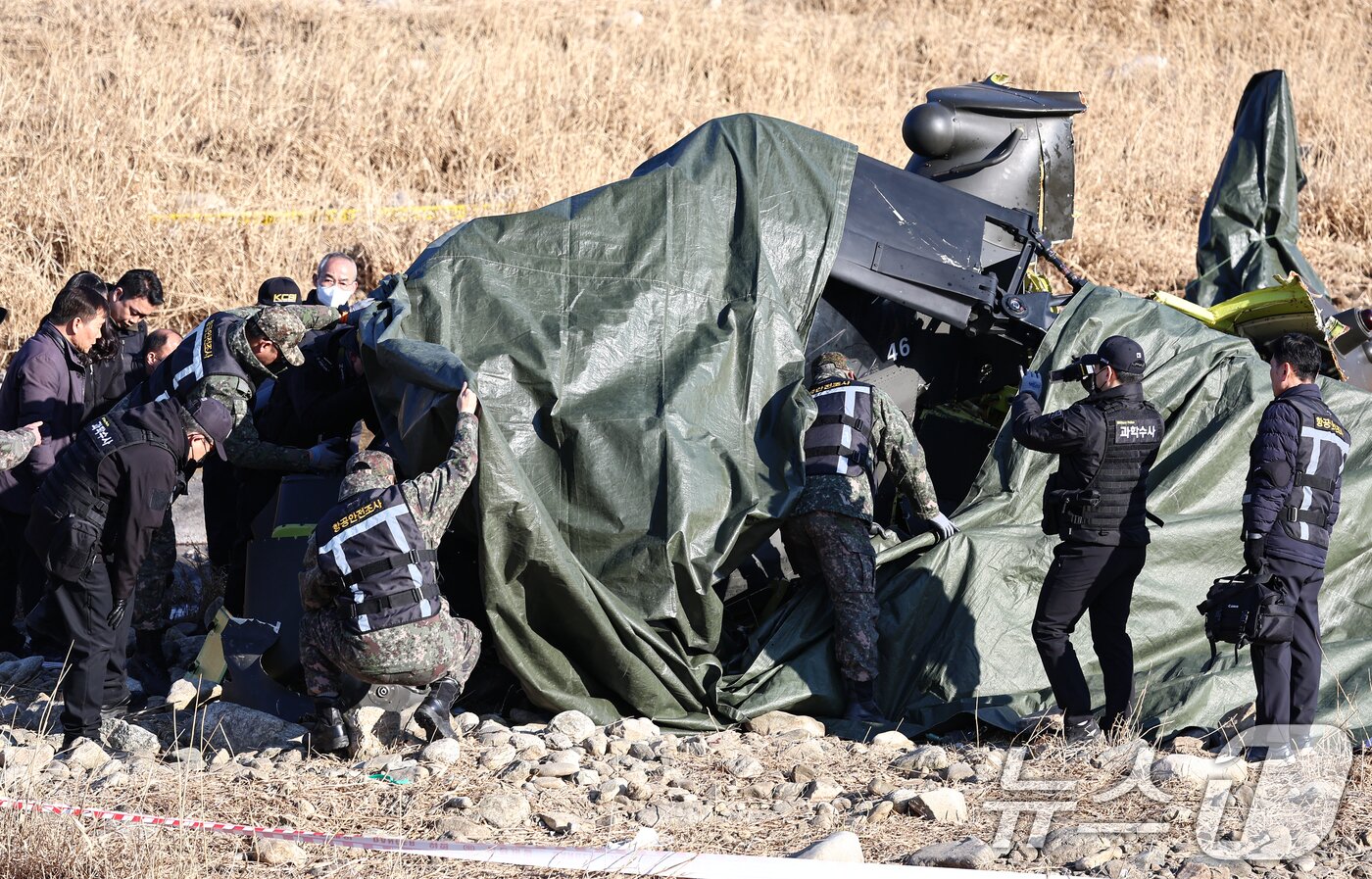 본문 이미지 - 9일 경기 가평군 조정면 현리 군 헬기(코브라 AH-1S)가 추락해 현장에서 관계자들이 사고를 수습하고 있다. 2026.2.9 ⓒ 뉴스1 김도우 기자