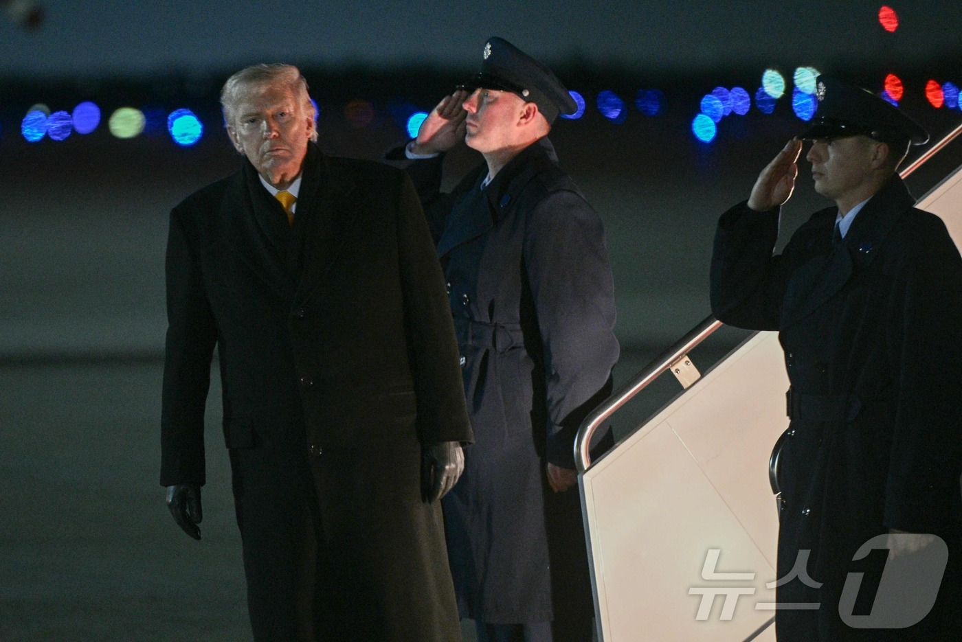 (워싱턴DC AFP=뉴스1) 이정환 기자 = 도널드 트럼프 미국 대통령이 8일(현지시간) 메릴랜드주 앤드류스 합동기지에 도착해 마라라고 별장에서 돌아온 후 에어포스 원에서 내리고 …