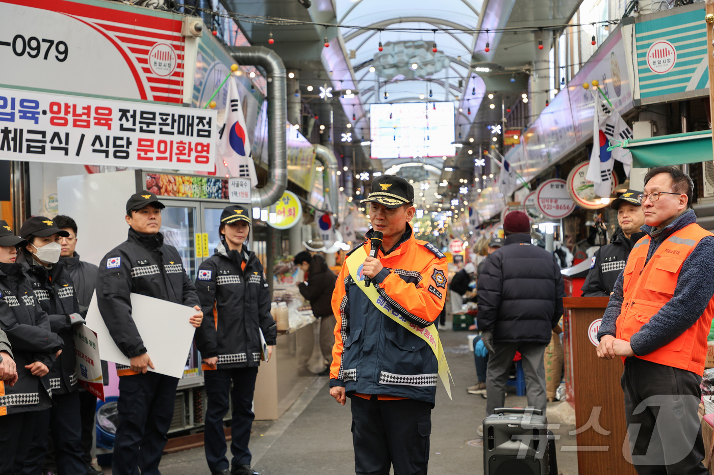 (서울=뉴스1) = 홍영근 서울소방재난본부장이 9일 오휴 서울 성북구 돈암시장을 방문해 시장 관계인에게 화재 예방 및 안전관리를 당부하고 있다. (서울소방재난본부 제공. 재판매 및 …