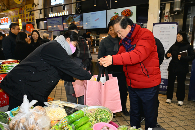 속초시, 설 앞두고 전통시장 장보기 나서…소비 촉진 총력