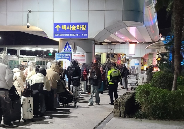 "폭설 속 제주 왔는데 택시·버스 끊겨"…한밤의 수백명 승객 이송