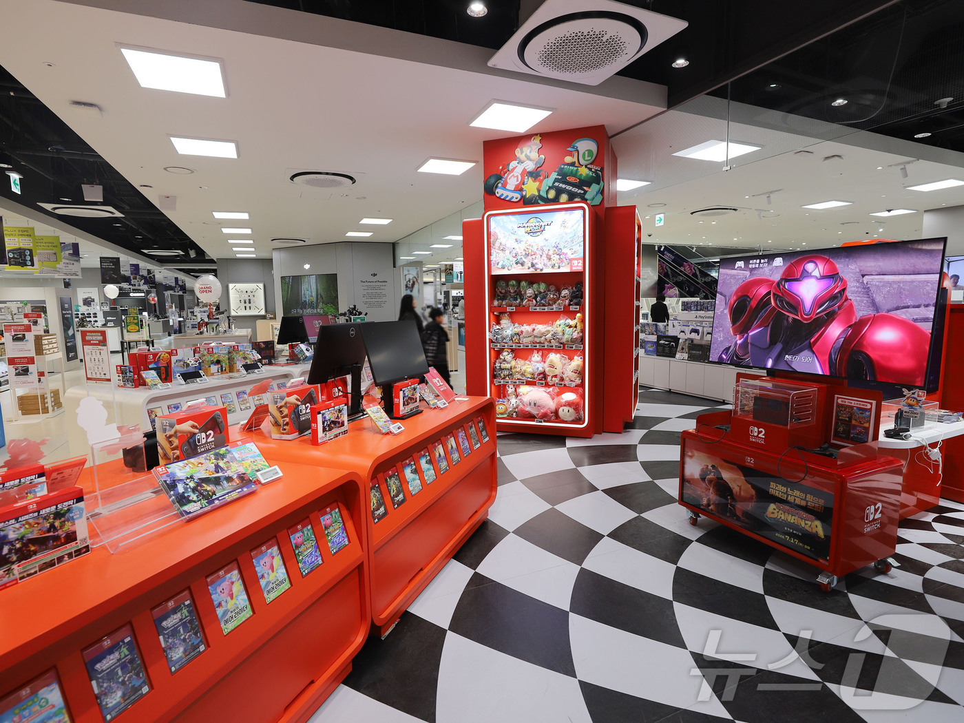 (서울=뉴스1) = 롯데하이마트가 10일 국내 최대 규모의 가전 매장인 잠실점을 리뉴얼해, 오프라인 가전 매장을 대표하는 ‘고객 경험 중심의 플래그십 스토어’로 새롭게 선보인다고 …