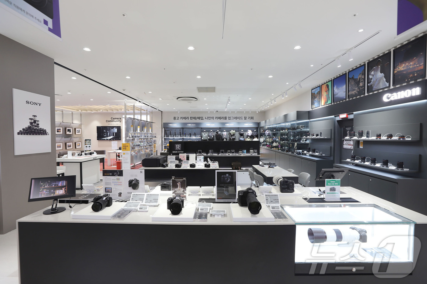 (서울=뉴스1) = 롯데하이마트가 10일 국내 최대 규모의 가전 매장인 잠실점을 리뉴얼해, 오프라인 가전 매장을 대표하는 ‘고객 경험 중심의 플래그십 스토어’로 새롭게 선보인다고 …