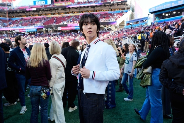 세븐틴 조슈아, 美 '슈퍼볼' 깜짝 등장…명품 입고 훈훈 외모