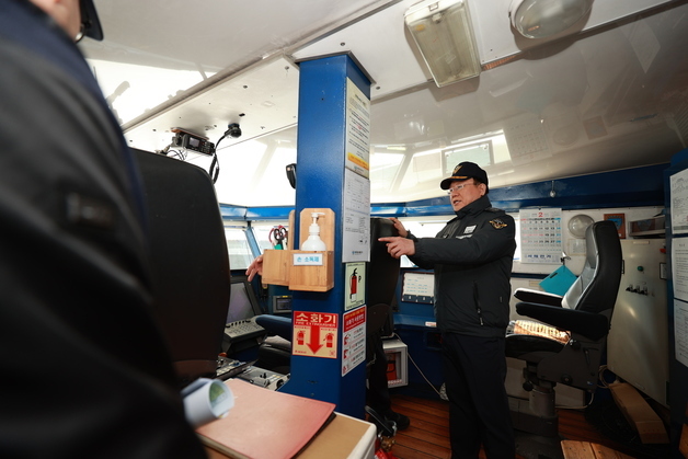 "설 명절 안전 확실히"…장인식 해경청장 직무대리 인천항 방문