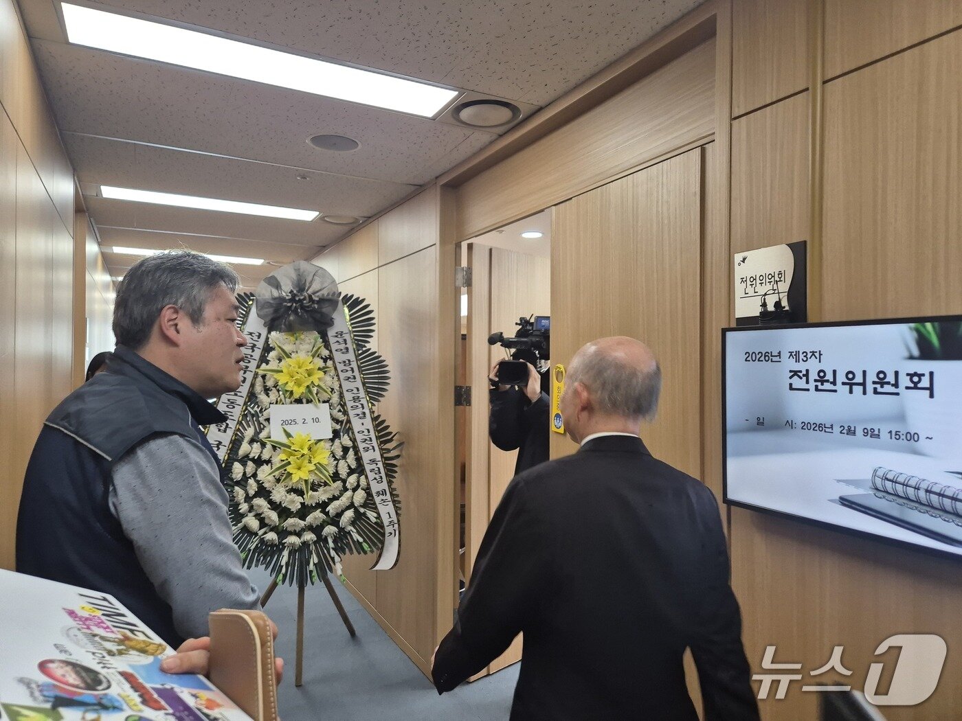 본문 이미지 - 국가인권위원회의 '윤석열 방어권 보장' 안건 의결 1주기인 9일을 맞아 문정호 전국공무원노동조합 인권위 지부장 등이 안창호 인권위원장을 향해 사퇴하라고 외치는 모습. 2026.2.9/뉴스1 ⓒ News1 신윤하 기자