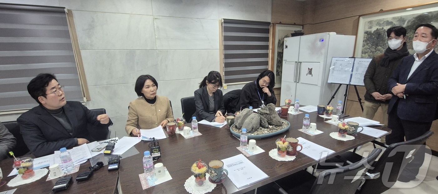 (인천=뉴스1) 이시명 기자 = 더불어민주당 박찬대, 서미화 의원이 9일 김범철 강화부군수로부터 인천 강화군 색동원을 방문해 사건 보고를 받은 뒤 질의를 하고 있다. 2026.2. …