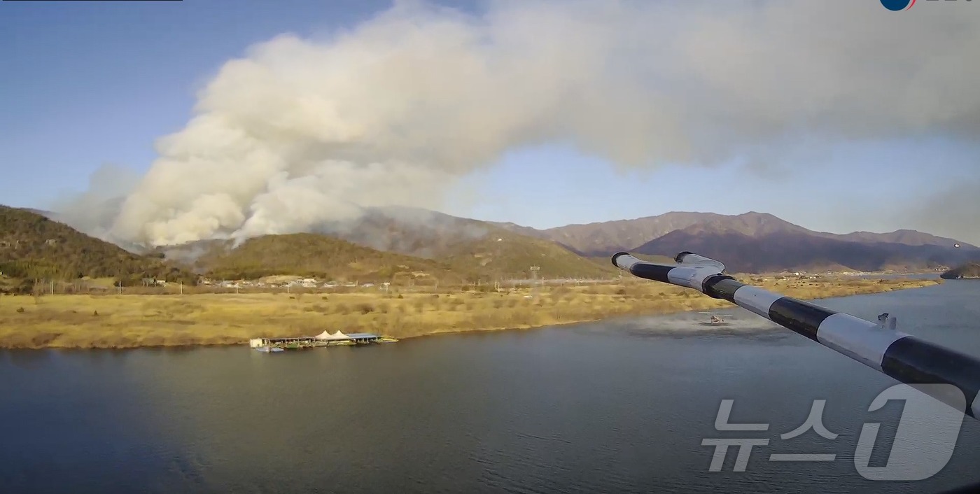 (양산=뉴스1) 윤일지 기자 = 9일 오후 경남 양산 원동면 용당리 한 야산에서 산불이 발생해 연기가 피어오르고 있다. (산림청 제공. 재판매 및 DB 금지) 2026.2.9/뉴스 …