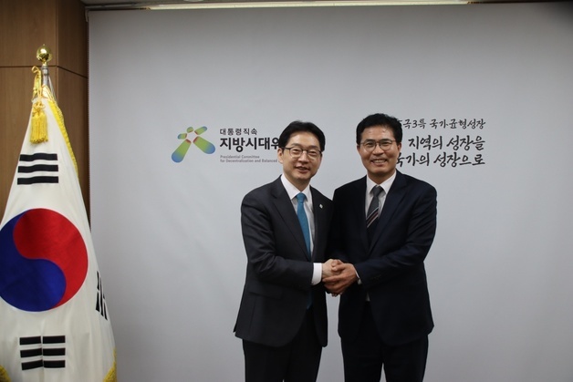 이원택, 김경수 만나 "전북에 삼성반도체 실증공장 유치" 요청