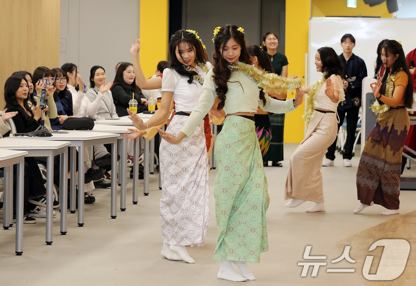 (대구=뉴스1) 공정식 기자 = 9일 오후 대구 달서구 계명대학교 성서캠퍼스에서 열린 '외국인 유학생 설맞이 문화 교류 행사'에 참여한 유학생들이 국가별 전통 춤을 선보이고 있다. …