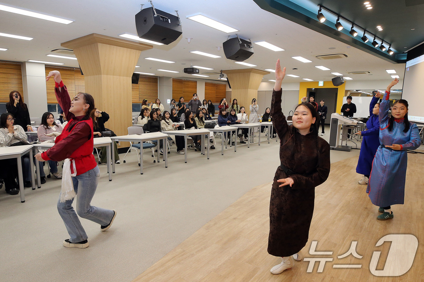 (대구=뉴스1) 공정식 기자 = 9일 오후 대구 달서구 계명대학교 성서캠퍼스에서 열린 '외국인 유학생 설맞이 문화 교류 행사'에 참여한 유학생들이 국가별 전통 춤을 선보이고 있다. …
