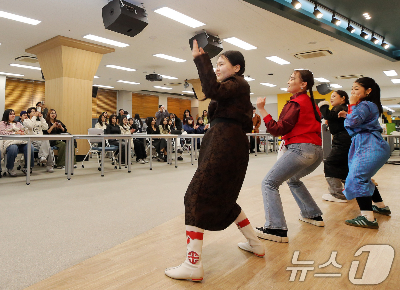 (대구=뉴스1) 공정식 기자 = 9일 오후 대구 달서구 계명대학교 성서캠퍼스에서 열린 '외국인 유학생 설맞이 문화 교류 행사'에 참여한 유학생들이 국가별 전통 춤을 선보이고 있다. …