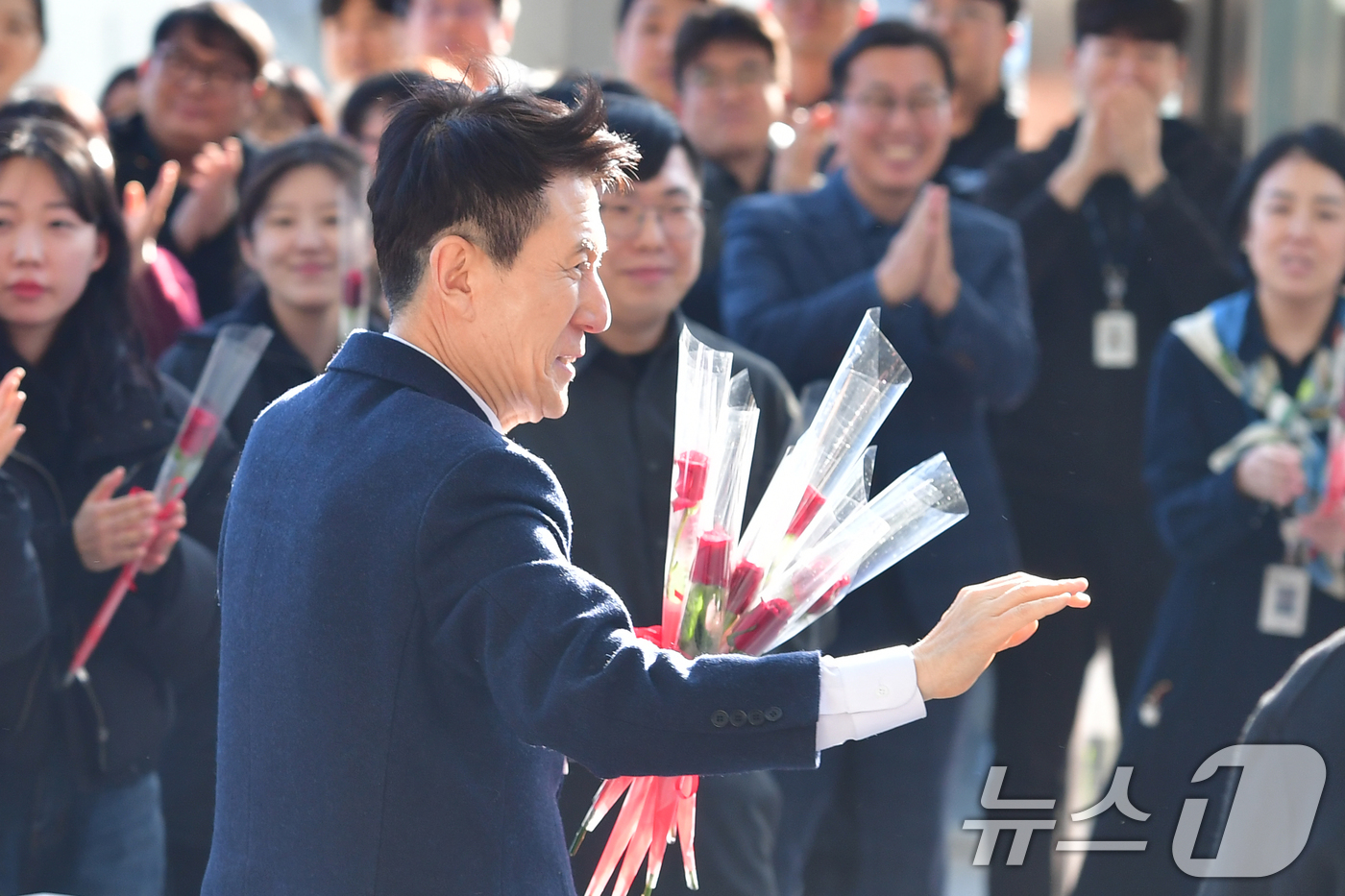 (포항=뉴스1) 최창호 기자 = 이강덕 경북 포항시장이 9일 시청 대잠홀에서 열린 자신의 퇴임식을 마친 후 직원들의 환송을 받으며 시청을 떠나고 있다.이 시장은 오는 6월 3일 지 …