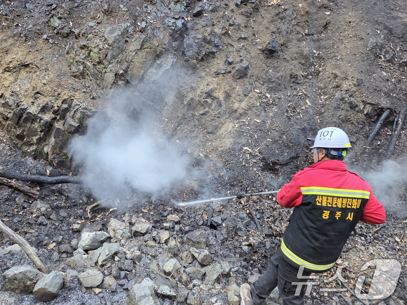 (경주=뉴스1) 최창호 기자 = 9일 경북 경주시 소속 산불전문예방진화대원들이 문무대왕면에서 발생한 산블 잔불 정리를 하고 있다.경주시는 이날 오후 5시부로 잔불정리를 끝내고 뒷불 …