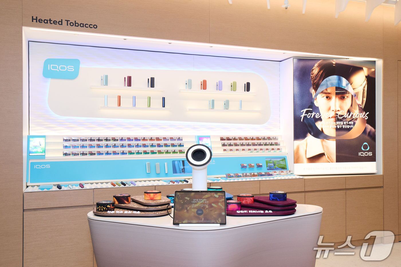 본문 이미지 - 매장 내 설치된 아이코스 모먼트 테이블.(필립모리스 제공)