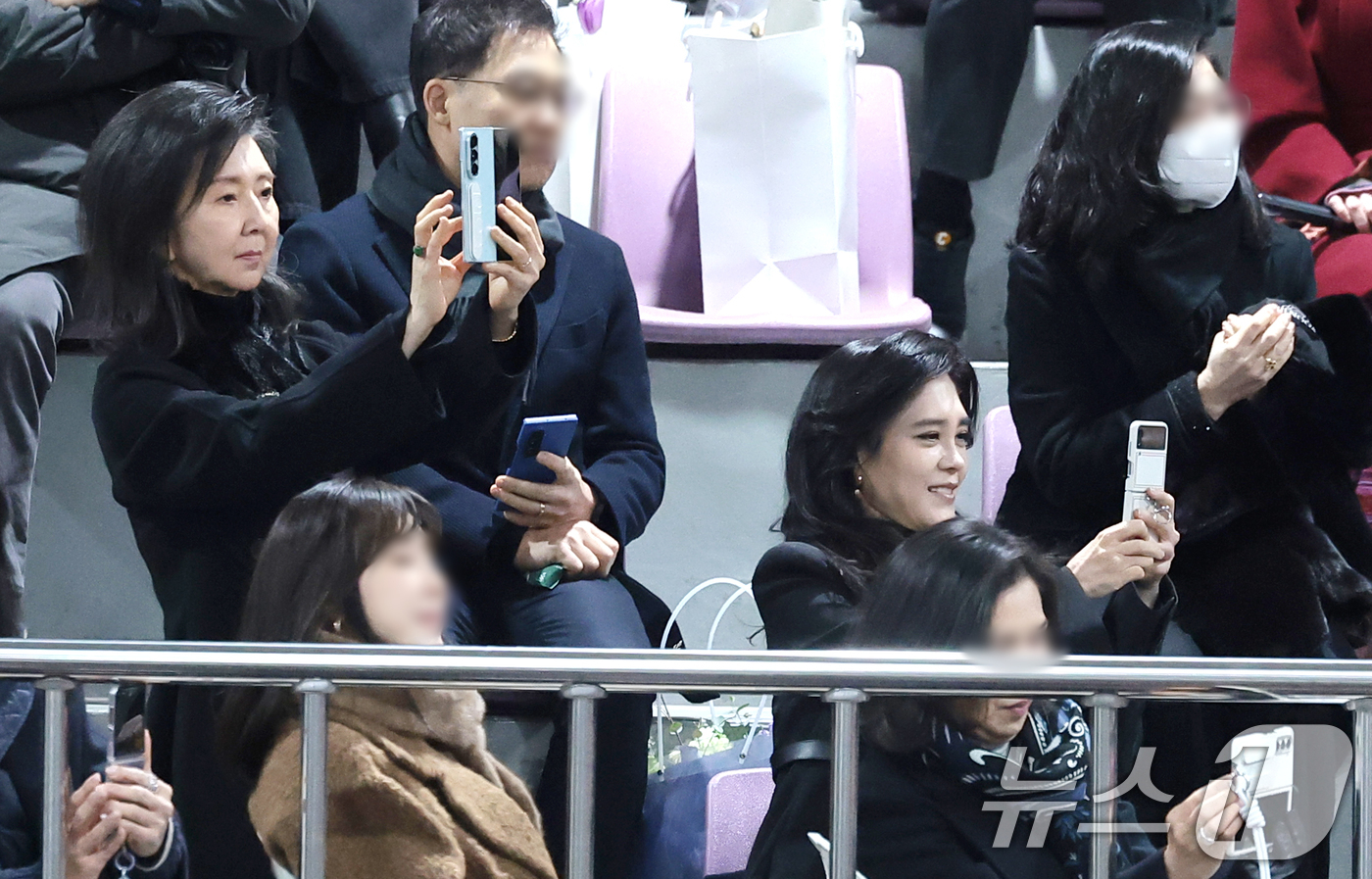 (서울=뉴스1) 권현진 기자 = 이부진 신라호텔 사장(오른쪽)이 9일 서울 강남구 휘문고등학교에서 열린 아들 임동현 군의 졸업식에 참석해 홍라영 전 삼성미술관 리움 총괄부관장(왼쪽 …