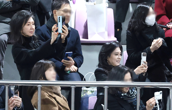 아들 공연 모습 핸드폰에 담는 이부진 사장