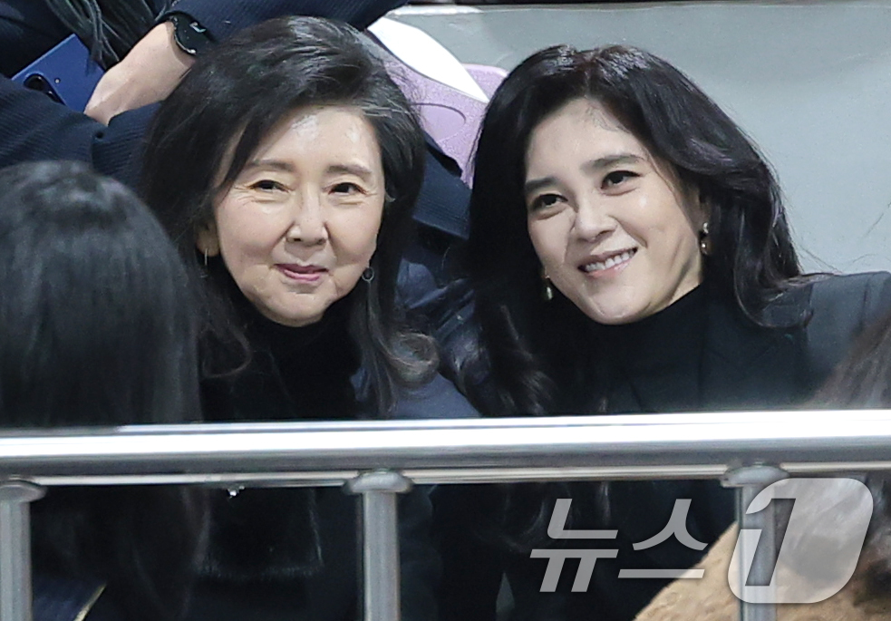 (서울=뉴스1) 권현진 기자 = 이부진 신라호텔 사장(오른쪽)이 9일 서울 강남구 휘문고등학교에서 열린 아들 임동현 군의 졸업식에 참석해 홍라영 전 삼성미술관 리움 총괄부관장과 미 …