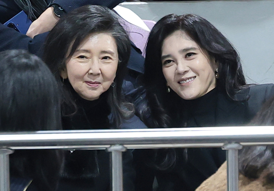 미소짓는 이부진 사장과 홍라영 전 리움 총괄부관장